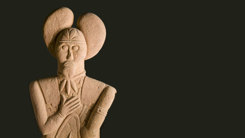 Das Bild zeigt die Sandsteinstatue "Keltenfürsten vom Glauberg"