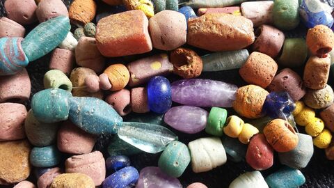 Wölfersheim-Berstadt. Kette mit Amethyst-, Glas und Bernsteinperlen aus einem frühmittelalterlichen Grab.