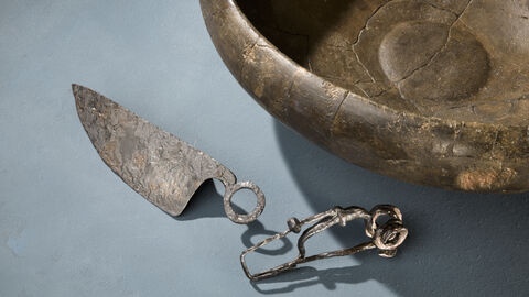 Grabinventar eines Brandgrabes der Mittellatenezeit aus Hattersheim am Main (Main-Taunus-Kreis).