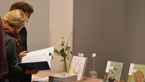 Foto. Publikationen auf einer Veranstaltung.