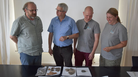 V.l.: Dr. Dieter Neubauer (hessenARCHÄOLOGIE), Bürgermeister Dirk Westedt (Hochheim am Main), Joachim Juraszek M.A. (AAB), Silke Hesemann M.A. (AAB) bei der Betrachtung einiger Fundstücke. Foto. Pressetermin in Hochheim mit dem Bürgermeister Dirk Westedt (Hochheim am Main).