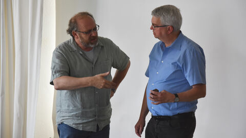 Foto. Pressetermin in Hochheim am Main mit Bürgermeister Dirk Westedt.