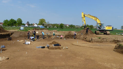 In nur wenigen Wochen entdeckten die Archäologinnen und Archäologen der hessenARCHÄOLOGIE in Rockenberg ein Gräberfeld, welches seinesgleichen sucht. Foto. Grabungen in Rockenberg.