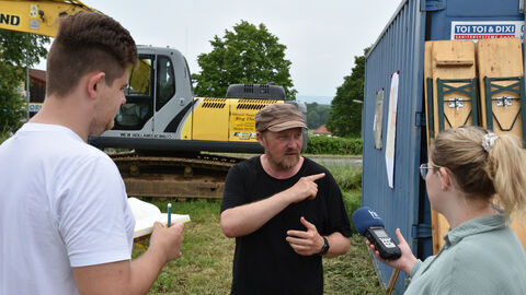 Grabungsleiter Hardy Prison M.A. (hessenARCHÄOLOGIE) stellte vor Ort die Ergebnisse der Ausgrabung vor. Foto. Hardy Prison M.A. stellt die Grabungsergebnisse in Rockenberg vor.