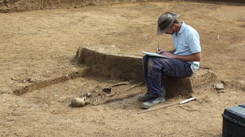 Die Funde und Befunde in Rockenberg übertrafen dabei alle Erwartungen. Foto. Grabungsergebnisse in Rockenberg werden gezeichnet.
