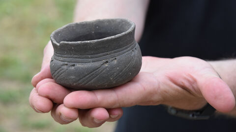 Einige der Keramikgefäße hatten sich im Boden so gut erhalten, dass sie schon am Ende der Ausgrabung präsentiert werden konnten. Foto. Präsentation von Funden in Rockenberg.