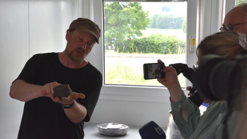 Das spannende Fundmaterial fand auch bei der anwesenden Presse Anklang. Foto. Präsentation von Funden in Rockenberg.