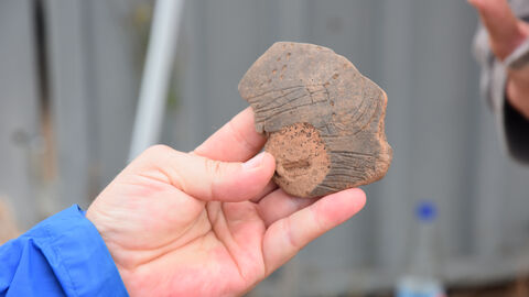 Gerade Keramikfunde ermöglichen den Archäologinnen und Archäologen immer wieder die Datierung von Fundstellen. Gerade Keramikfunde ermöglichen den Archäologinnen und Archäologen immer wieder die Datierung von Fundstellen.