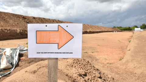 Hinweisschild zum Tag der offenen Grabung in Erlensee
