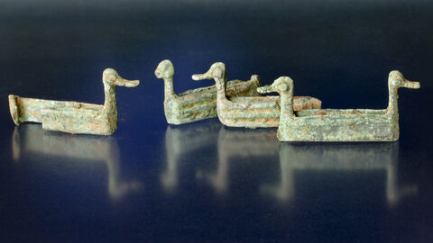 Zierbeschläge in Form von stilisierten Wasservögeln aus einem Grab der Urnenfelderzeit (1200 bis 1000 v. Chr.) in Ginsheim-Gustavsburg, Lkr. Groß-Gerau.