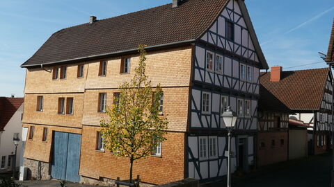 Eine reizvolle Alternative zum Leben in der Stadt: der 300 Jahre alte ehemalige Ackerbürgerhof in der Spangenberger Altstadt mit viel atmosphärischem Gestaltungsraum sowie reichlich Platz für Familie und immer wieder Gäste. Foto. Spangenberger Altstadt.