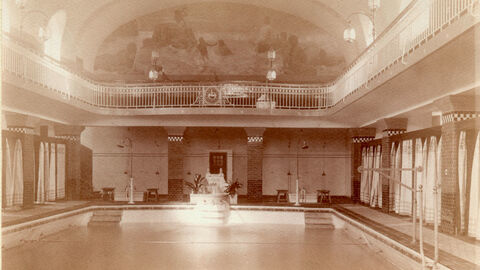 Historisches Foto. Inneres des Hallenbades im frühen 20. Jh.