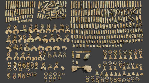 Urnenfelderzeitliches Bronzedepot im unrestaurierten Zustand mit einem Umfang von insgesamt circa 450 Objekten aus Groß-Gerau-Dornheim.