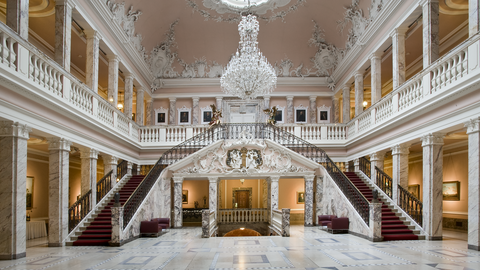 Foto. Eingangsbereich der historischen Henkell Sektkellerei in Wiesbaden Biebrich.