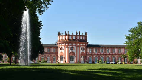 Das Bild zeigt das Schloss Biebrich