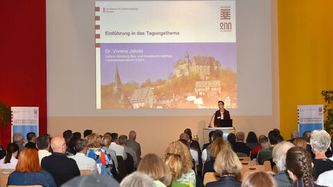 Einführung ins Thema Foto. Dr. Verena Jakobi, Landeskonservatorin, führt in das Thema „Denkmalpflege im Klimawandel“ ein.