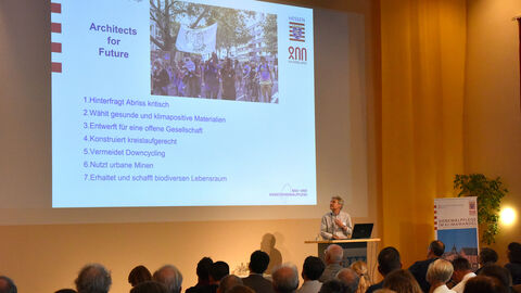 Klimaschutz und Denkmalschutz – zwei Seiten derselben Medaille. Foto. Impression zum Vortrag von Dr. Bernhard Buchstab.