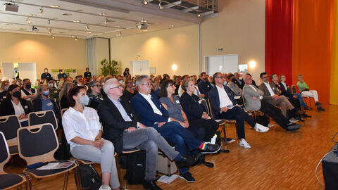 Mehr als 200 Besucherinnen und Besucher nahmen an der Tagung teil. Foto der über 200 Anwesenden.