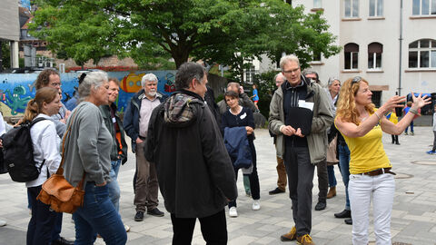 Gehörtes wird vor Ort vertieft – Exkursion am Plenumstag. Foto der Exkursion am Plenumstag im Umfeld des Veranstaltungsortes.