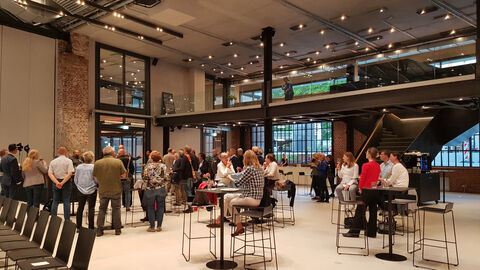 Foto. Empfang im Lokschuppen der Stadt Marburg.