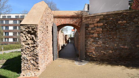Foto. Der Eingang zum restaurierten Stadtmauergang.
