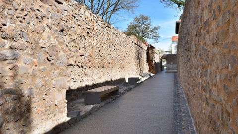 Foto. Blick in den Gang der ehemaligen Stadtmauer.