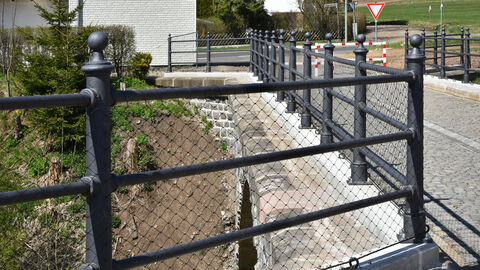 Das Gelände der Brücke zeichnet sich durch individuelle Lösungen und hohes handwerkliches Geschick aus. Foto. Geländer der Brücke in Hartmannshain.