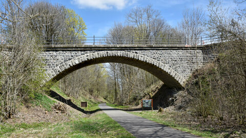 Vor dem Abbruch gerettet: die historische Brücke in Hartmannshain Foto. Die historische Brücke in Hartmannshain.