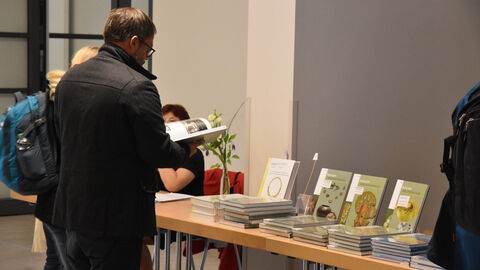 Zum hessenARCHÄOLOGIE-Tag gehört ebenso die Vorstellung des Jahrbuches hessenARCHÄOLOGIE. Foto. Bücherstand zum hessenARCHÄOLOGIE-Tag 2018 in Hofheim.