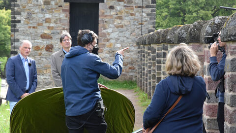 Mediale Beiträge aus ganz Hessen - hier mit dem Landesarchäologen Prof. Dr. Udo Recker und dem Leiter des Saalburgmuseeums Dr. Carsten Amrhein auf der Saalburg - gaben sieben Tage lang Einblicke in ein besonderes archäologisches Jahr mit vielen Jubiläen.. Foto. Dreharbeiten zur hessenARCHÄOLOGIE-Woche.
