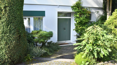 Eingangsbereich Schirnbornweg 11, Siedlung Roter Hang in Kronberg Eingangsbereich Schirnbornweg 11, Siedlung Roter Hang in Kronberg