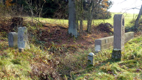 Grenzsteinnest zwischen Sandershausen (Hessen) und Landwehrhagen (Niedersachsen) gibt noch heute Aufschluss über die historischen Grenzverläufe. Foto. Grenzsteinnest zwischen Sandershausen (Hessen) und Landwehrhagen (Niedersachsen)
