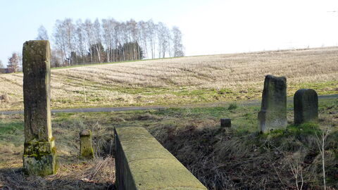 Foto. Grenzsteinnest zwischen Sandershausen (Hessen) und Landwehrhagen (Niedersachsen).