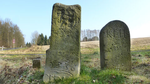 Foto. Grenzsteine zwischen Sandershausen (Hessen) und Landwehrhagen (Niedersachsen).