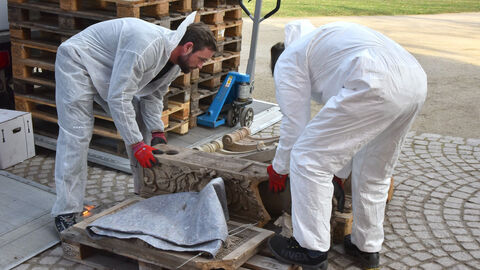 Die Baukeramiken werden sorgsam in den bereitgestellten LKW geladen