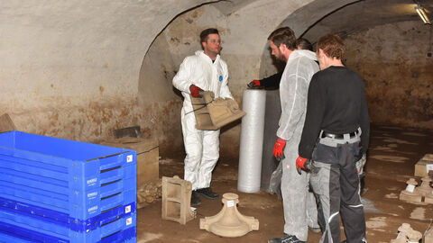 Die Baukeramiken Höpplis werden von einer Spezialfirma verpackt und für den Transport vorbereitet