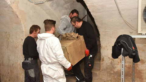 Die Baukeramiken werden über die Treppe nach oben ins Freie transportiert. Im Vorfeld wurden sie im Landesamt für Denkmalpflege Hessen erfasst, bewertet und fachgerecht auf den Transport vorbereitet.