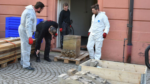 Die Baukeramiken sind vor dem Schloss Biebrich, dem Sitz des Landesamtes für Denkmalpflege Hessen angelangt. 