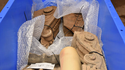 Man sieht sorgsam in Kisten verpackte Bauteile kurz vor ihrem Transport aus dem Tiefkeller des Biebricher Schlosses ins Stadtmuseum Wiesbaden.