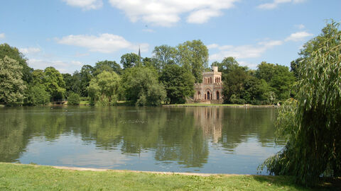 Am Beginn des 19. Jahrhunderts verwandelte der berühmte Gartenkünstler Friedrich Ludwig von Sckell den Schlosspark in Wiesbaden-Biebrich in einen modernen Englischen Landschaftsgarten. Impression des von Friedrich Ludwig von Sckell gestalteten Schlossparks in Wiesbaden-Biebrich