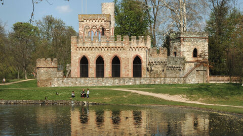 Man sieht die Mosburg, die Anfang des 19. Jahrhunderts als künstliche Ruine auf den Resten eines Vorgängerbaus am Rande des Mosburgweihers im Biebricher Schlosspark  errichtet wurde. Die Moosburg verkörperte eine romantische Sicht auf das Mittelalter.
