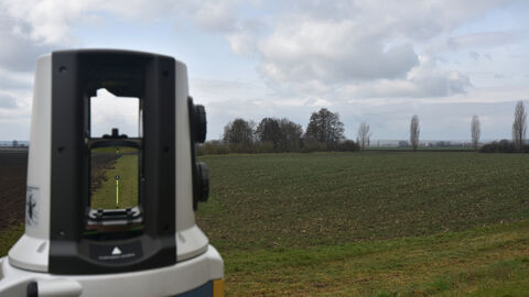 Foto. Vermessungsgerät im Feld.