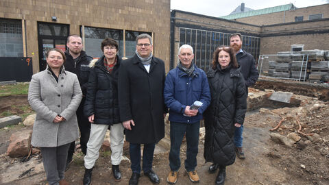 Foto mit Bezirksarchäologin Dr. Sandra Sosnowski, LfDH; Grabungsleiter Mateusz Nawrocki, AAB; Stadträtin Astrid Eibelshäuser, Stadt Gießen; Oberbürgermeister Frank-Tilo Becher, Stadt Gießen; Sadullah Güleç, Geschäftsführer Stadthallen GmbH Gießen; Pressesprecherin Claudia Boje, Stadt Gießen; Stadtarchäologe Björn Keiner, Stadt Gießen