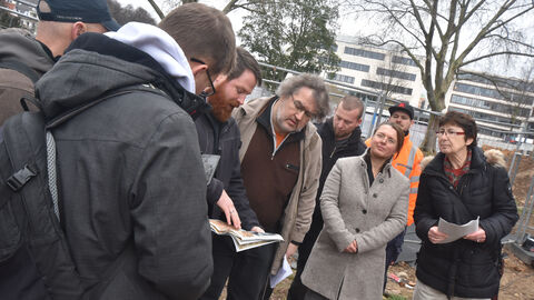 Foto. Stadtarchäologe Björn Keiner mit Presse.