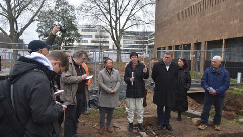 Foto. Pressetermin an der Grabungsfläche.