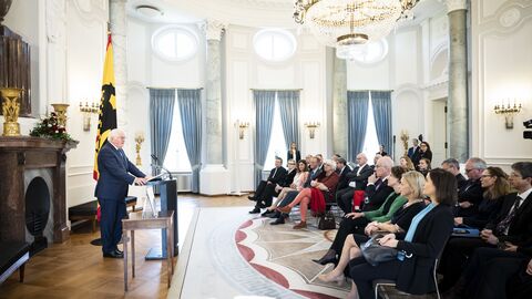 Bundespräsident Frank-Walter Steinmeier bedankt sich im Schloss Bellevue in Berlin für die Empfehlungen der Expertenkommission Paulskirche zur behutsamen Weiterentwicklung des für die Geschichte der Demokratie in Deutschland bedeutenden Bauwerks. 