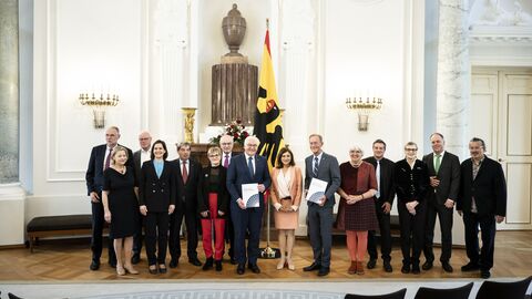 Die Mitglieder der Expertenkommssion Paulskirche im Schloss Bellevue in Berlin anlässlich der Übergabe der Empfehlungen zur Weiterentwicklung der Paulskirche an Bundespräsident Frank-Walter Steinmeier sowie an Kulturstaatsministerin Claudia Roth, Staatsminister Axel Wintermeyer, Chef der Hessischen Staatskanzlei, und die kommissarische Oberbürgermeisterin der Stadt Frankfurt am Main, Nargess Eskandari-Grünberg.