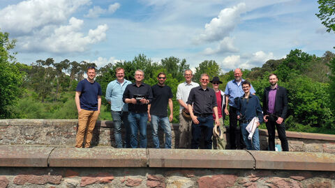 Projektteam auf Brücke