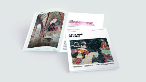 Abbildung von zwei aufeinander liegenden Exemplaren der Denkmal Hessen Jahrgang 2023, Ausgabe 1. Die unten liegende Ausgabe ist geöffnet .