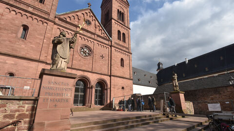 Die Basilika in Seligenstadt, die Grabung im Hintergrund.